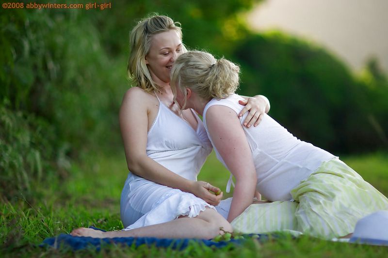 Блондинистые барышни с лишним весом в саду доставляют друг дружке удовлетворение