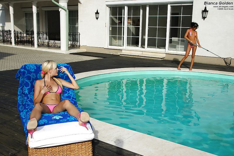 Блондинка фотографируется на людях на фоне мойщицы бассейнов